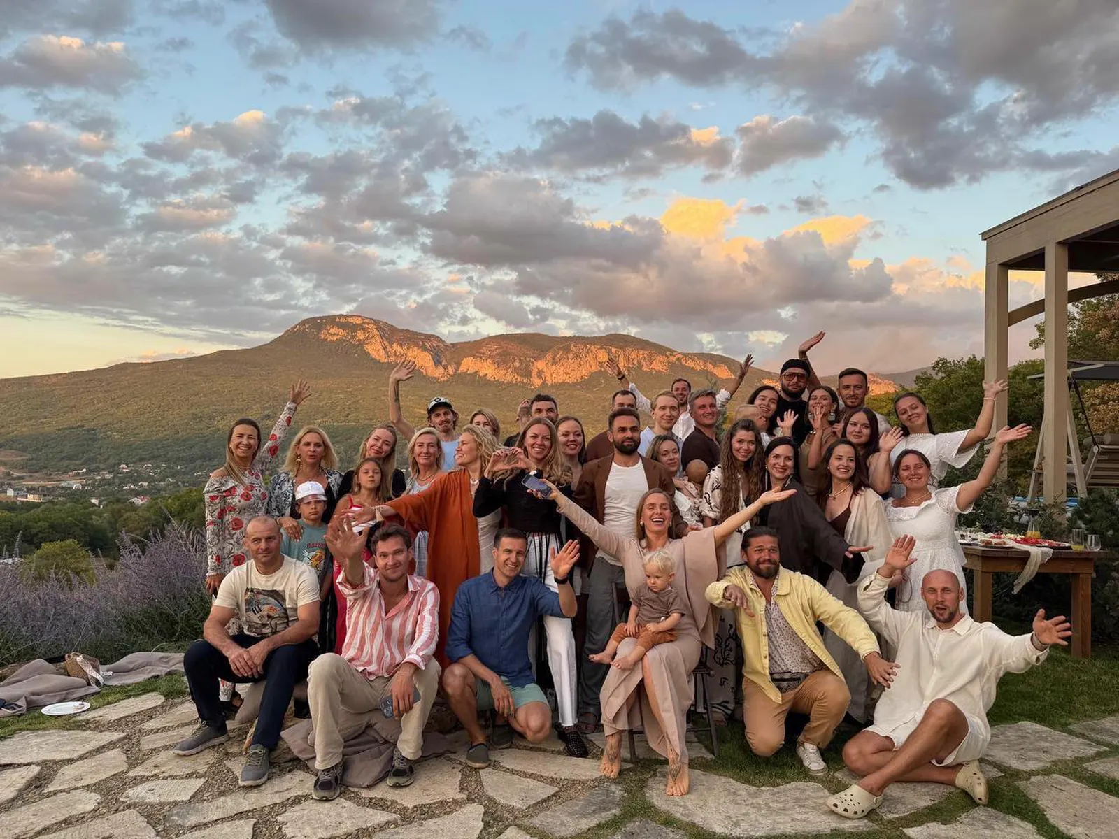 Резиденты клуба Welcome Back Home на закате